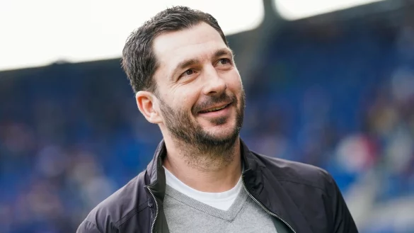 Hertha-Trainer Sandro Schwarz ist gespannt auf das Spiel gegen den SC Freibug. - &copy; Uwe Anspach/dpa