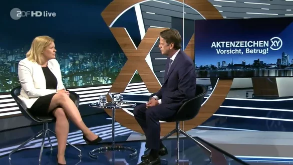 Bundesinnenministerin Nancy Faeser (SPD) unterh&auml;lt sich mit Moderator Rudi Cerne in der TV-Sendung &laquo;Aktenzeichen XY&raquo;. - &copy; --/Securetel/ZDF /dpa