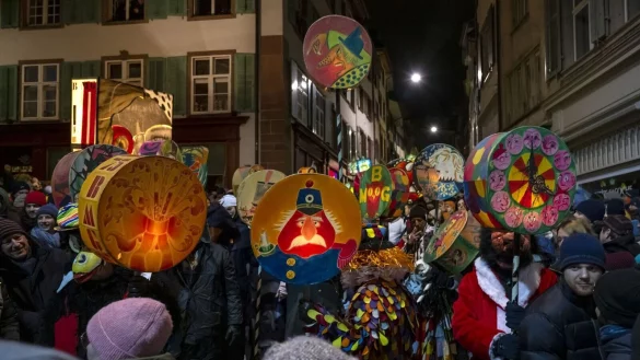 Fasnachtscliquen mit Laternen ziehen durch die Stra&szlig;en am Morgestraich in Basel. - &copy; Georgios Kefalas/KEYSTONE/dpa