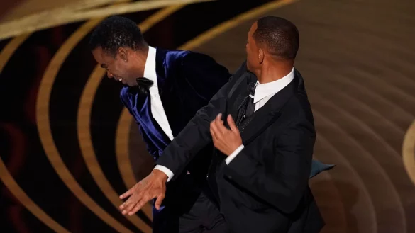 Will Smith (r) verpoasste dem Chris Rock 2022 eine Ohrfeige, weil dieser einen Witz &uuml;ber die Frisur von Smiths Ehefrau Jada gemacht hatte. - &copy; Chris Pizzello/Invision via AP/dpa
