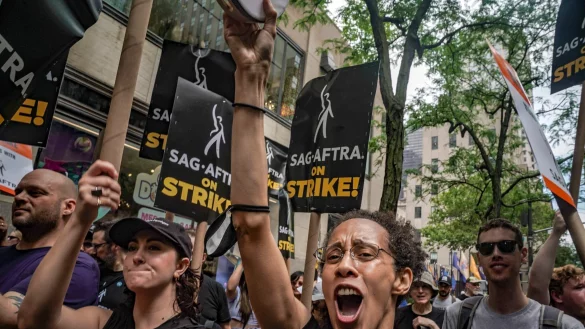 Mit Plakaten und Sprechch&ouml;ren starten die Schauspielerinnen und Schauspieler in mehreren St&auml;dten in den USA in den Streik. - &copy; Bebeto Matthews/AP/dpa