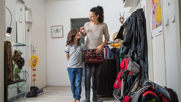 Kinder profitieren davon, zweisprachig aufzuwachsen. Allerdings: Am besten klappt das mit Muttersprachlern. - &copy; Christin Klose/dpa-tmn