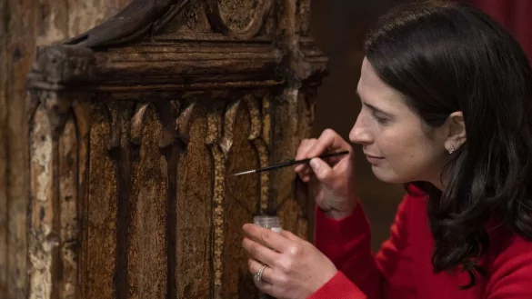 Restauratorin Krista Blessley arbeitet in der Westminster Abbey am Kr&ouml;nungsstuhl von K&ouml;nig Charles. - &copy; Kirsty O\\\'connor/PA Wire/dpa