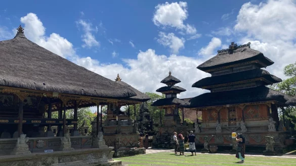 Bitte benehmen: Touristen im Tempel Pura Puseh Desa Batuan. - &copy; Carola Frentzen/dpa