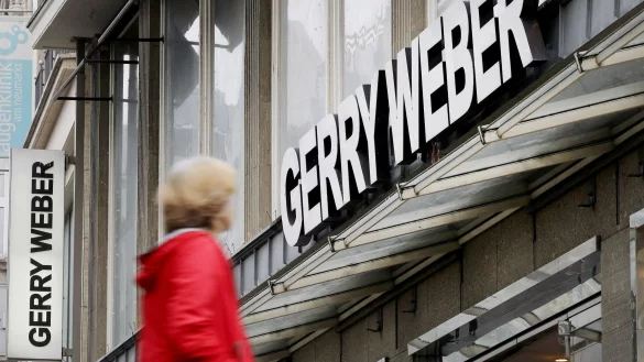 Eine Passantin geht an einer Filiale des Modeherstellers Gerry Weber vorbei. - © Oliver Berg/dpa/Archivbild