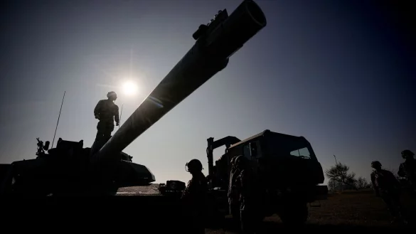 W&auml;hrend einer franz&ouml;sisch-amerikanischen Milit&auml;r&uuml;bung im rum&auml;nischen Capu Midia steht ein franz&ouml;sischer Soldat auf einem Kampfpanzer des Typs &laquo;Leclerc&raquo;. - &copy; Andreea Alexandru/AP/dpa