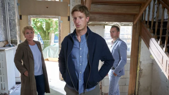 J&uuml;rgen Simmel (Hinnerk Sch&ouml;nemann, r) erz&auml;hlt Marie Brand (Mariele Millowitsch) und Kai Angersbach (Golo Euler, M) von seiner Entf&uuml;hrung in einer Szene des TV-Krimis von 2020 &laquo;Marie Brand und die falschen Freunde&raquo;. - &copy; Guido Engels/ZDF/dpa