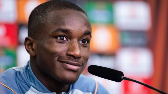 Leverkusens Moussa Diaby blickt w&auml;hrend einer Pressekonferenz in die Runde. - &copy; Marius Becker/dpa