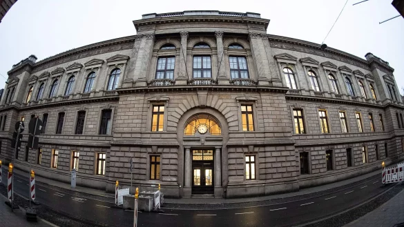 Au&szlig;enaufnahme vom Landgericht Braunschweig. Dort droht zwei Frauen ein Prozess wegen versuchter Anstiftung zu Mord. - &copy; Swen Pf&ouml;rtner/dpa