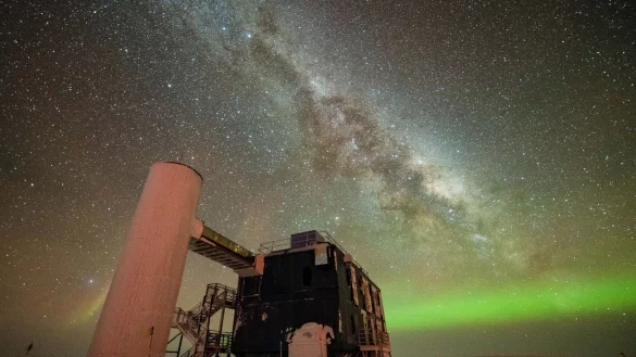 Blick auf das &laquo;IceCube&raquo;-Labor mit einem sternenklaren Nachthimmel, der die Milchstra&szlig;e und gr&uuml;ne Polarlichter zeigt. - &copy; Yuya Makino/IceCube/NSF/dpa