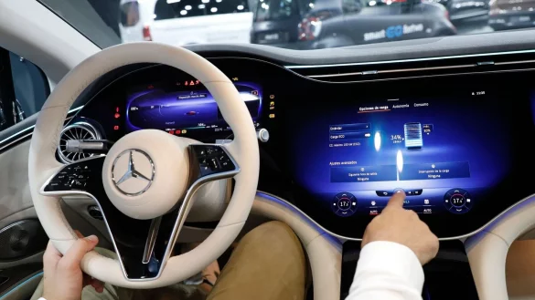 Mit Multi-Milliarden-Investitionen versuchen die deutschen Hersteller, Antriebsplattformen und IT-Systeme aus einem Guss selbst zu entwickeln. - &copy; Clara Margais/dpa