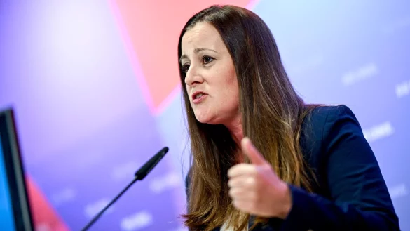 Janine Wissler, Parteivorsitzende, der Partei Die Linke, spricht. - &copy; Britta Pedersen/dpa