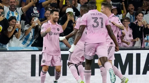Inter Miamis Lionel Messi (l) feiert sein Tor mit seinen Mannschaftskameraden. - &copy; George Walker IV/AP/dpa