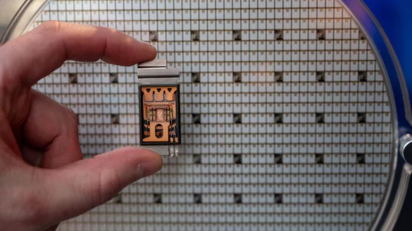 Europas Industrie sei besonders stark bei Autos und Elektrofahrzeugen und Industrieelektronik, die gerade für den Ausbau der Energienetze und für Wind- und Solaranlagen unersetzlich seien. «In beiden Märkten wird der Bedarf an Halbleitern massiv steigen», prognostiziert der ZVEI. - © Harald Tittel/dpa