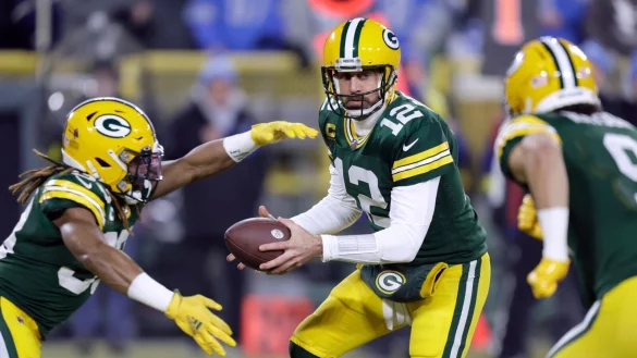 Quarterback Aaron Rodgers (M) und seine Green Bay Packers haben den Einzug in die NFL-Playoffs verpasst. - &copy; Matt Ludtke/AP/dpa