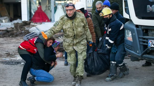 Eine Frau bricht zusammen, als Rettungskräfte in Adiyaman eine Leiche bergen. - © Emrah Gurel/AP/dpa