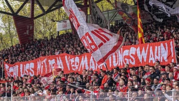 Fans vom 1. FC Union Berlin halten ein Banner mit dem Schriftzug: &laquo;Schluss mit dem Vermarktungswahn!&raquo;. - &copy; Andreas Gora/dpa