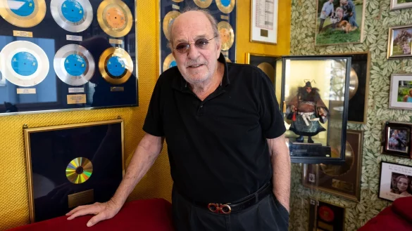 Musiker, Komponist und Produzent Ralph Siegel steht bei einem Interview mit der Deutschen Presse-Agentur in seinem B&uuml;ro. - &copy; Sven Hoppe/dpa