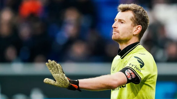 Lukas Hradecky gestikuliert. - &copy; Uwe Anspach/dpa/Archivbild