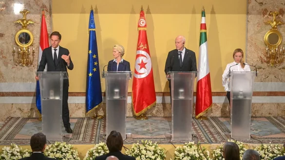 Mark Rutte (v.l.), Ursula von der Leyen, Kais Saied und Giorgia Meloni im Pr&auml;sidentenpalast in Karthago. - &copy; Uncredited/Tunisian Presidency/AP/dpa