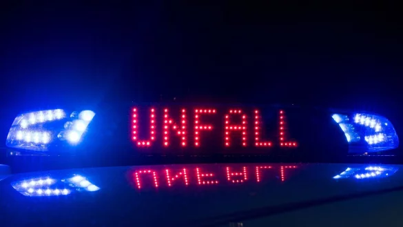 Ein Einsatzwagen der Polizei steht mit Blaulicht an einer Unfallstelle. - © Monika Skolimowska/dpa-Zentralbild/ZB/Symbolbild