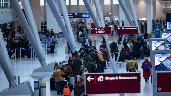 Reisende am Check-In im D&uuml;sseldorfer Flughafen. - &copy; Rolf Vennenbernd/dpa