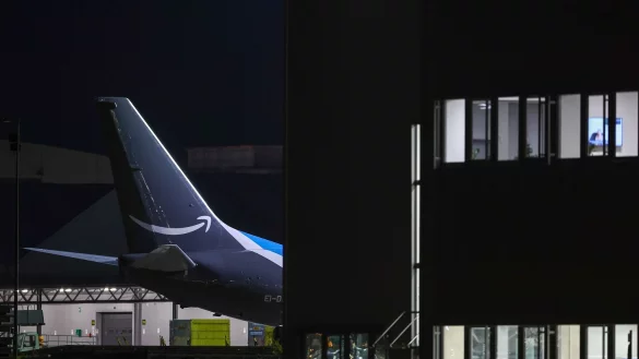 Ein Frachtflugzeug von Amazon steht neben einem Bürogebäude auf dem Flughafen Leipzig-Halle. - © Jan Woitas/dpa