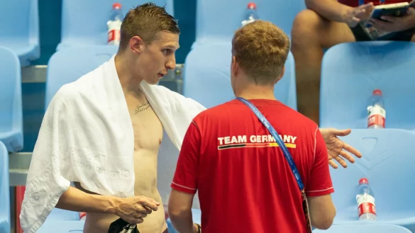 Berkhahn (r.) hat zu seinen Sportlern ein enges Vertrauensverh&auml;ltnis. - &copy; Bernd Thissen/dpa