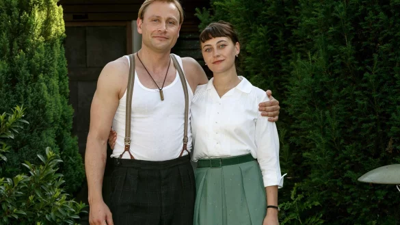 Mercedes M&uuml;ller und Max Riemelt beim Drehstart. - &copy; ARD/Kai Schulz/dpa