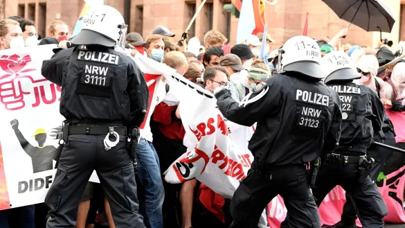 Polizisten kesseln Demonstranten ein. - &copy; Roberto Pfeil/dpa/Archivbild