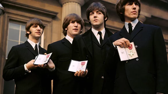 Ringo Starr, John Lennon, Paul McCartney und George Harrison zeigen ihre MBE-Insignien auf dem Vorplatz des Buckingham Palace, nachdem sie von K&ouml;nigin Elisabeth II. empfangen wurden. - &copy; Pa/PA Wire/dpa