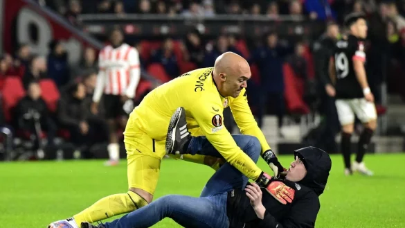 Der PSV-Fan (r) ist f&uuml;r den Angriff auf Sevillas Torh&uuml;ter Marko Dmitrovic verurteilt worden. - &copy; Olaf Kraak/ANP/dpa