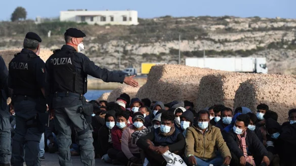 Das Innenministerium in Rom zählte in diesem Jahr bereits mehr als 28.000 Menschen, die auf Booten Italien erreichten (Archivbild). - © Salvatore Cavalli/AP/dpa