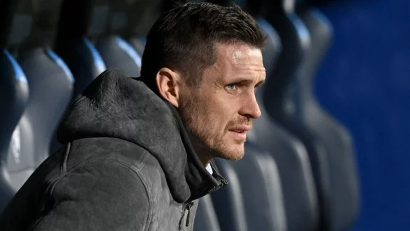 Dortmunds Sportdirektor Sebastian Kehl sitzt vor dem Spiel auf der Bank. - &copy; Bernd Thissen/dpa/Archivbild