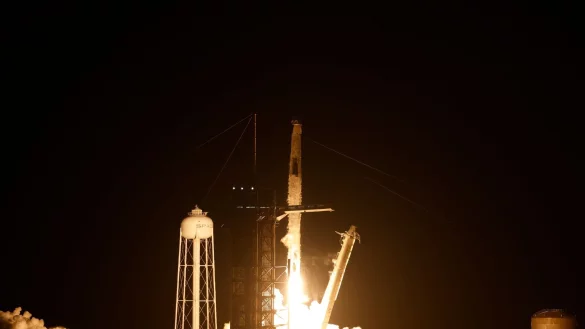 Eine SpaceX-Rakete mit Crew hebt in Cape Canaveral ab. - &copy; Terry Renna/AP/dpa