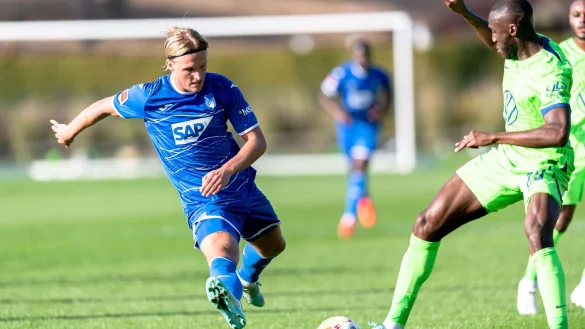 Kampf um den Ball: Hoffenheim-Neuzugang Kasper Dolberg (l) und Wolfsburgs Josuha Guilavogui. - © Jessica Santana/DeFodi Images/dpa