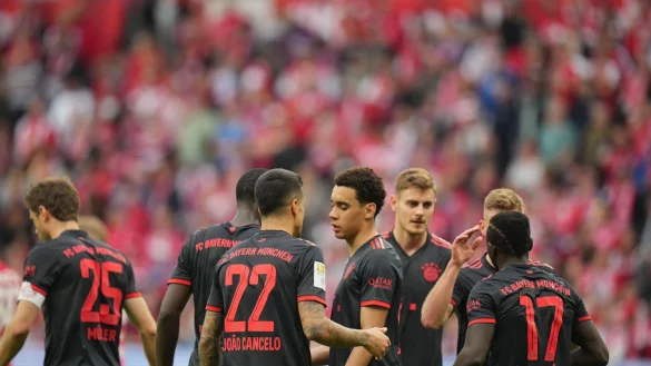 Die Bayern-Spieler reagieren nach der 1:3-Niederlage. - &copy; Thomas Frey/dpa