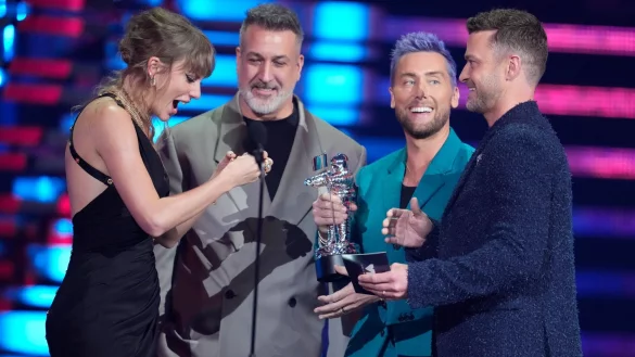 Joey Fatone (M), Lance Bass und Justin Timberlake von NSYNC &uuml;berreichen den Preis f&uuml;r den besten Pop an Taylor Swift (l) f&uuml;r &laquo;Anti-Hero&raquo; w&auml;hrend der MTV Video Music Awards. - &copy; Charles Sykes/Invision/AP/dpa
