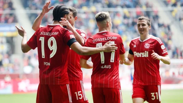 Der D&uuml;sseldorfer Torsch&uuml;tze zum 1:0, Emmanuel Iyoha (l-r), jubelt mit Tim Oberdorf, Felix Klaus und Marcel Sobottka. - &copy; Roland Weihrauch/dpa