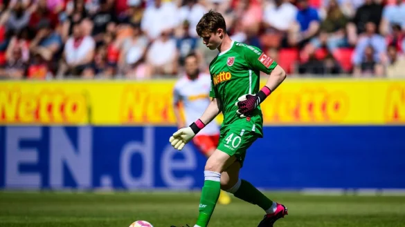 Regensburgs Torwart Jonas Urbig in Aktion. - &copy; Tom Weller/dpa/Archivbild