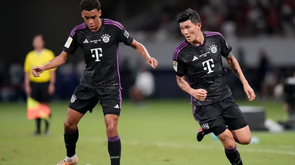 Jamal Musiala (l) und Min-Jae Kim beim Testspiel gegen Kawasaki Frontale. - &copy; Shuji Kajiyama/AP/dpa