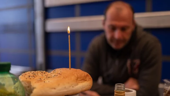 Lastwagenfahrer streiken auf der Rastst&auml;tte Gr&auml;fenhausen in S&uuml;dhessen - am Ostersonntag sogar mit Osterkerze. - &copy; Sebastian Gollnow/dpa
