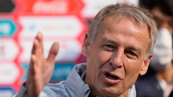 J&uuml;rgen Klinsmann (r.), neuer Nationaltrainer von S&uuml;dkorea, kann auch das zweite Spiel gegen Uruguay nicht gewinnen. - &copy; Lee Jin-man/AP/dpa