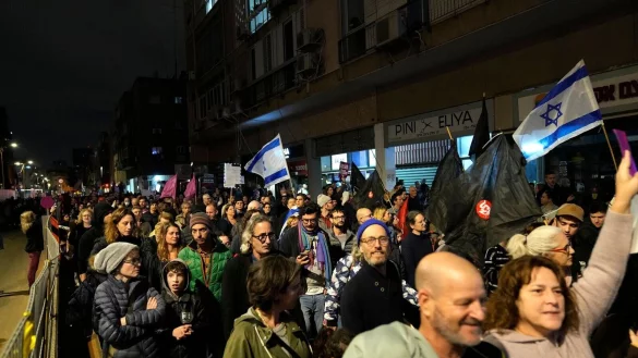 Demonstranten protestieren gegen die rechte Regierung von Premierminister Netanjahu. - © Tsafrir Abayov/AP/dpa