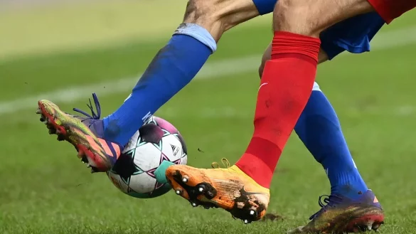 Zwei Fu&szlig;ballspieler k&auml;mpfen um den Ball. - &copy; Uli Deck/dpa/Symbolbild