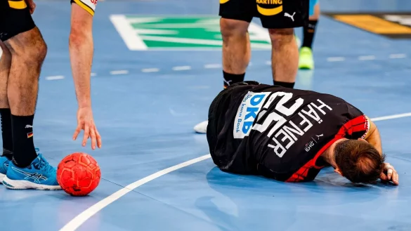 Deutschlands Kai H&auml;fner hatte sich am Sonntag gegen Island am Knie verletzt. - &copy; Axel Heimken/dpa