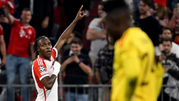 Bayerns Mathys Tel bejubelt sein Tor zum zwischenzeitlichen 4:2 gegen Manchester United. - &copy; Sven Hoppe/dpa