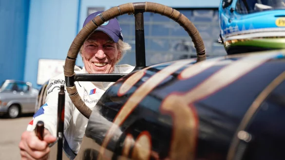 Der ehemalige Rennfahrer Leopold Prinz von Bayern sitzt gern am Steuer. - &copy; Uwe Anspach/dpa