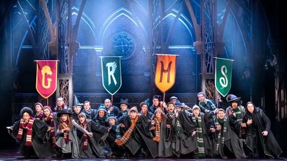 Darsteller aus &laquo;Harry Potter und das verwunschene Kind&raquo; im Mehr!-Theater am Hamburger Gro&szlig;markt. Das einst zweiteilige, je mehrst&uuml;ndige St&uuml;ck kommt als kompakte einteilige Version zur&uuml;ck. - &copy; Morris Mac Matzen/Harry Potter und das verwunschene Kind/dpa