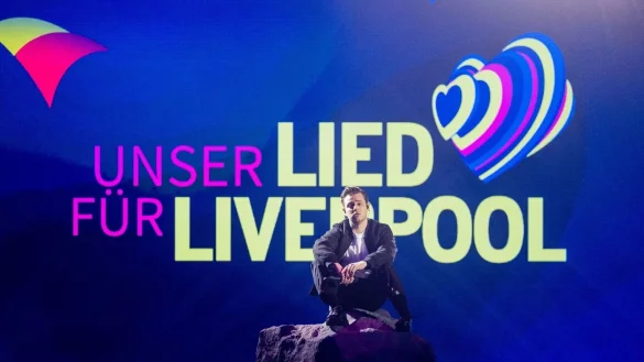 Rene Miller steht bei den Proben auf der B&uuml;hne. - &copy; Rolf Vennenbernd/dpa